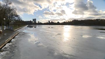 На водоёмах – тонкий лёд!