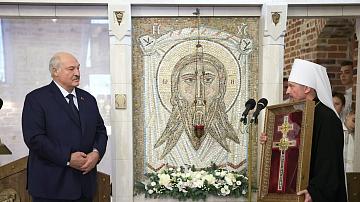 Aleksandr Lukashenko lit a Christmas candle in the church