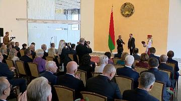 Премьер-министр вручил госнаграды заслуженным людям страны