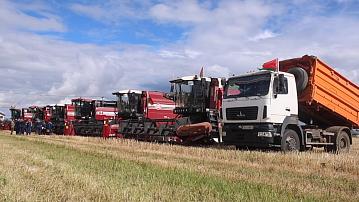 Trade union representatives honour agrarians participating in the harvest campaign