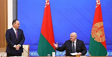 The President held a large meeting with the staff of the National Bank and the management of banks