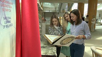 Книги из Индии передали в фонд Национальной библиотеки Беларуси