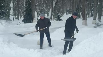 The President went out to clear the territory after heavy snowfall 