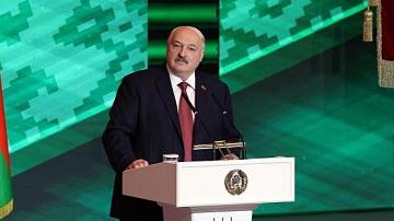Обращаясь к ветеранам, Президент отметил, что они выдержали немыслимый по силе удар и выстояли в эпохальной битве - битве за жизнь их детей и внуков