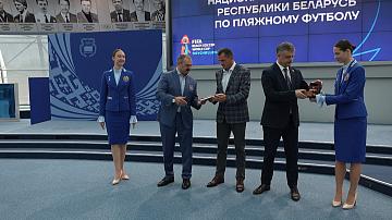 Серебряных призёров ЧМ по пляжному футболу чествовали в НОК Беларуси 
