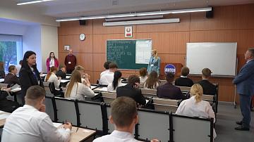 В школах и гимназиях начинаются выпускные экзамены
