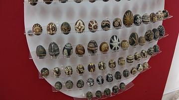 Уникальную роспись пасхальных яиц проводят мастера в посёлке Сопоцкин