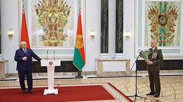 Президент вручил офицерам госнаграды и генеральские погоны 