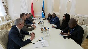 Беларусь предлагает Ботсване поставки техники, сотрудничество в АПК и медицине