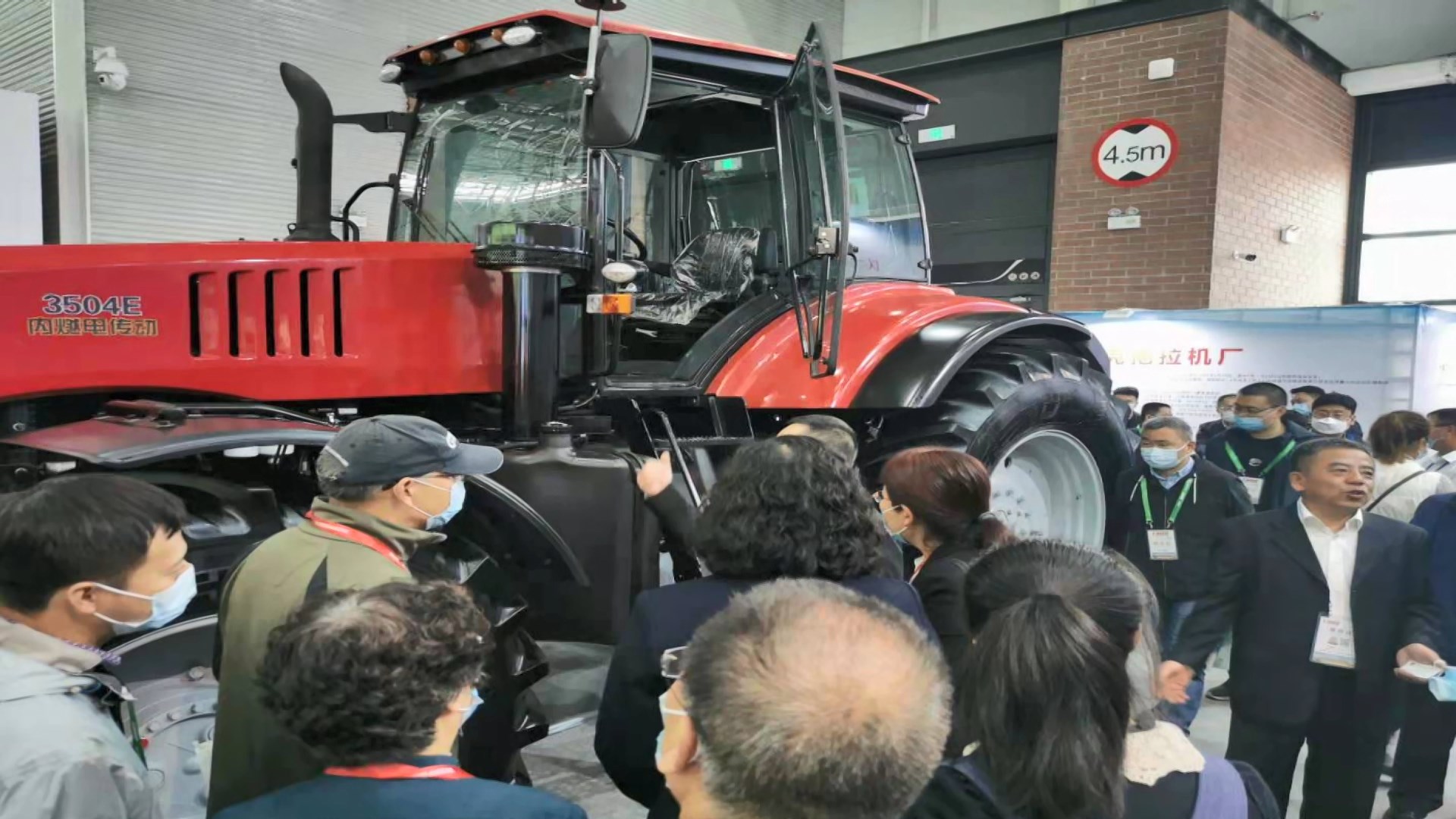 New model of BELARUS tractor presented in China
