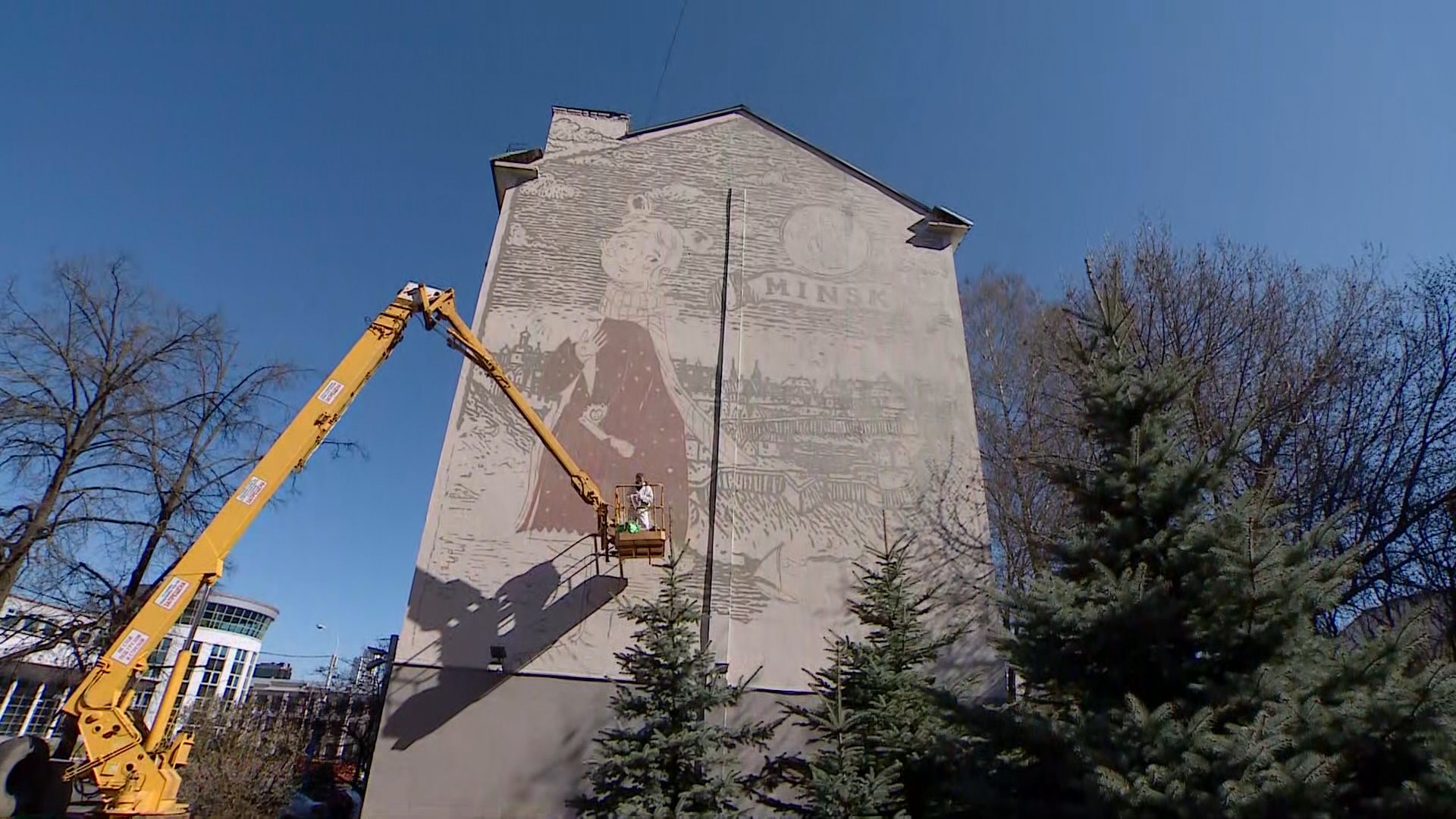 Уличный художник создаёт мурал «Мой Минск»