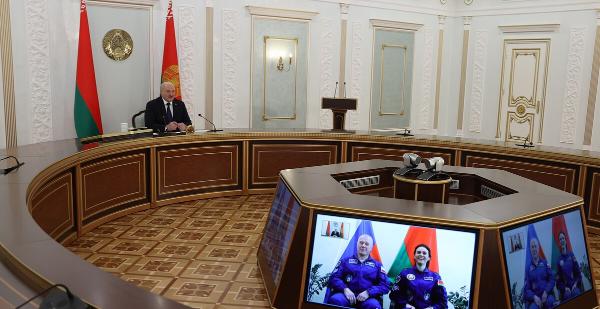 А. Лукашенко по видеосвязи пообщался с членами экипажа «Союз МС-25»