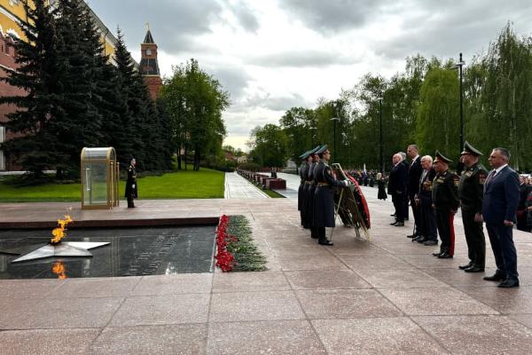 Belarusian Embassy in Russia lays wreath at Tomb of Unknown Soldier in Moscow