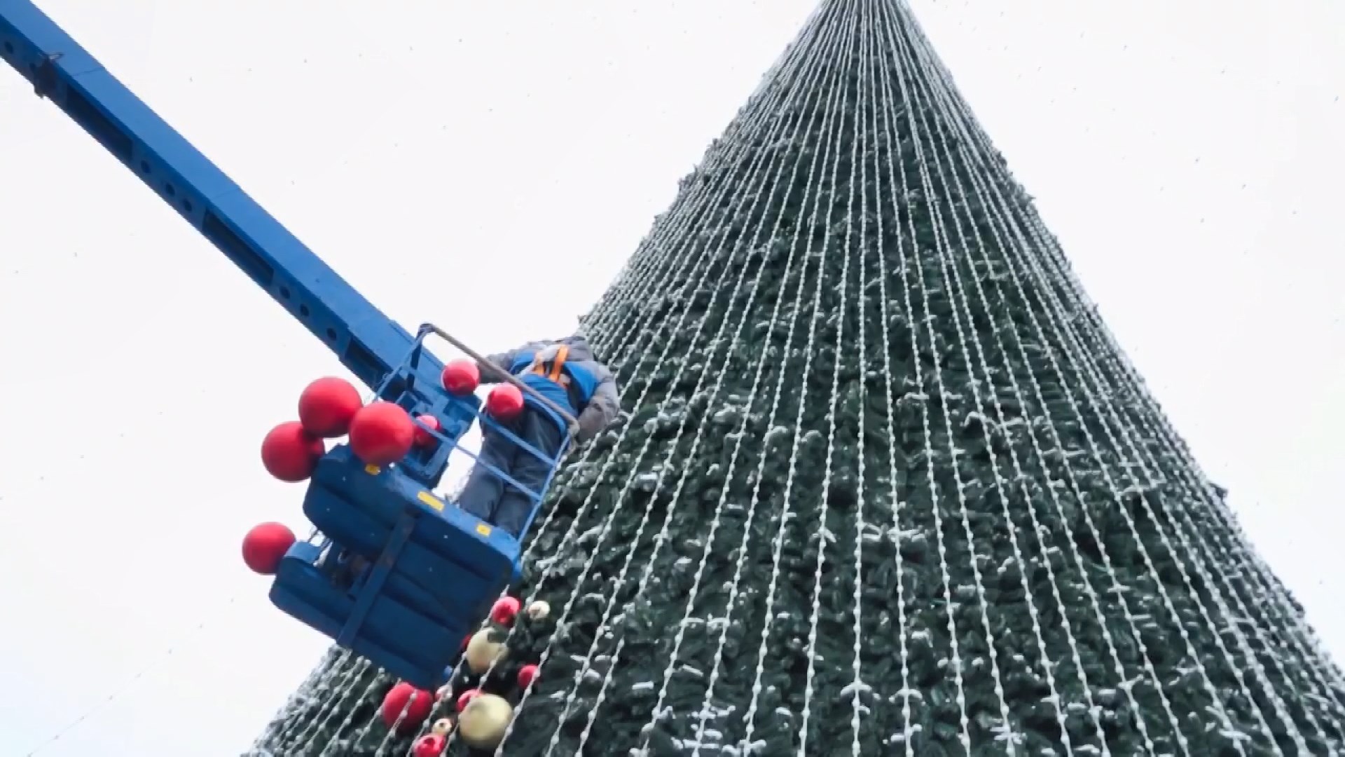 В Минске устанавливают ели и развешивают праздничную иллюминацию