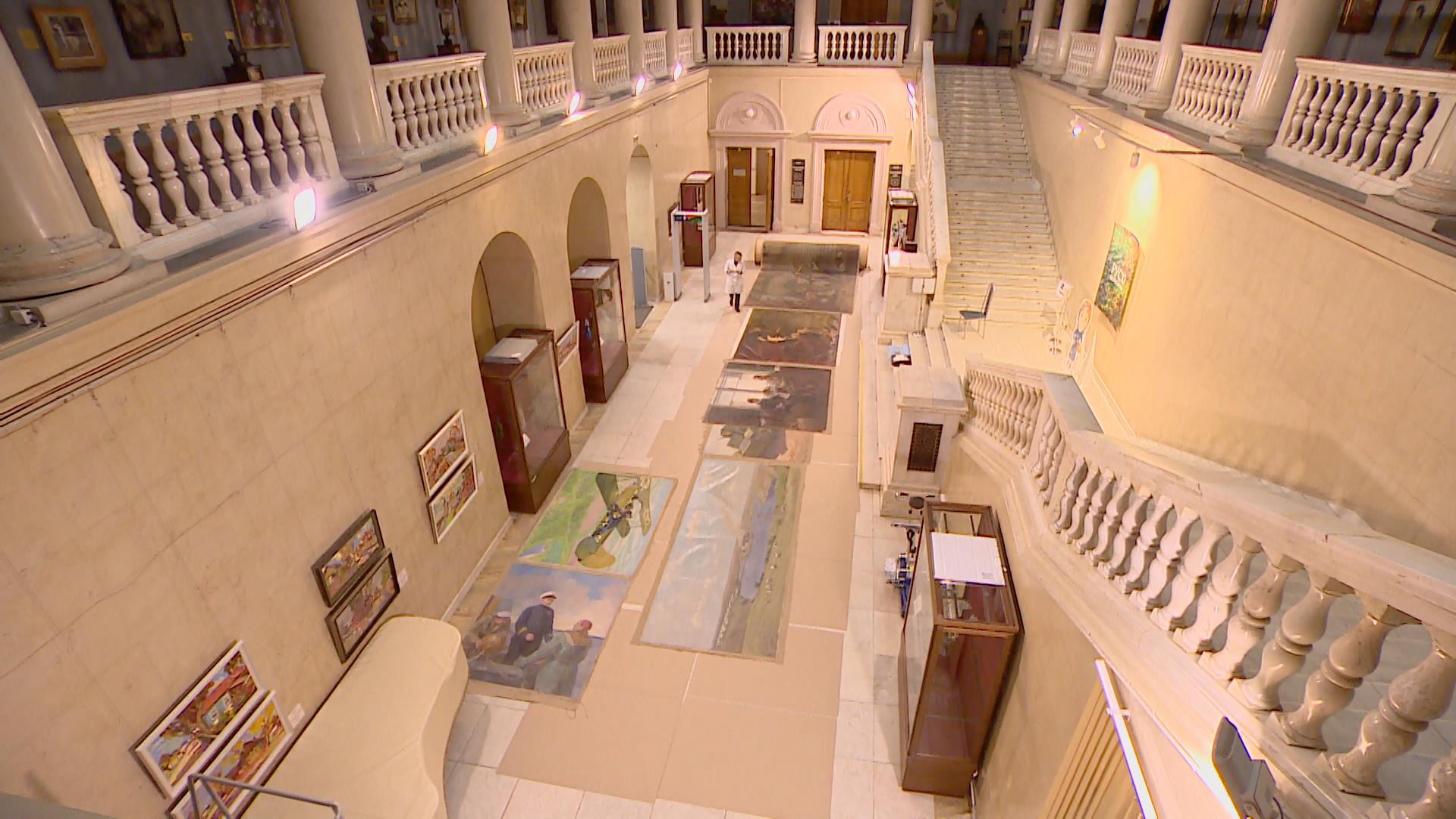 В Национальном художественном музее проверяют и реставрируют полотна из фонда русского искусства