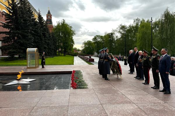 Венок от посольства Беларуси в России возложили к Могиле Неизвестного Солдата в Москве
