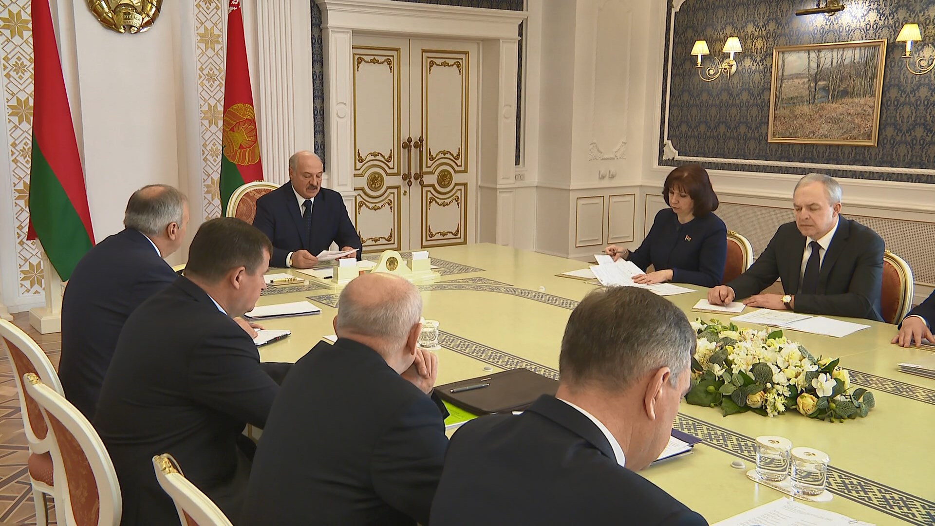 На совещании о поставках нефти в Беларусь Лукашенко поручил создать серьёзный запас нефти