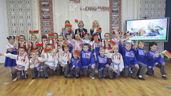 Schoolchildren write a letter about Belarus